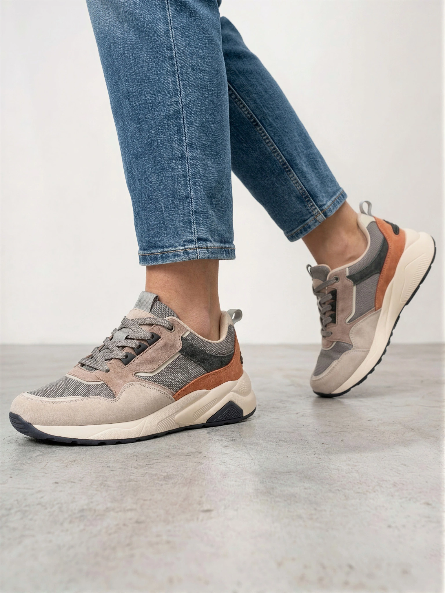 Кроссовки комбинированные в стиле колор-блок на средней платформе